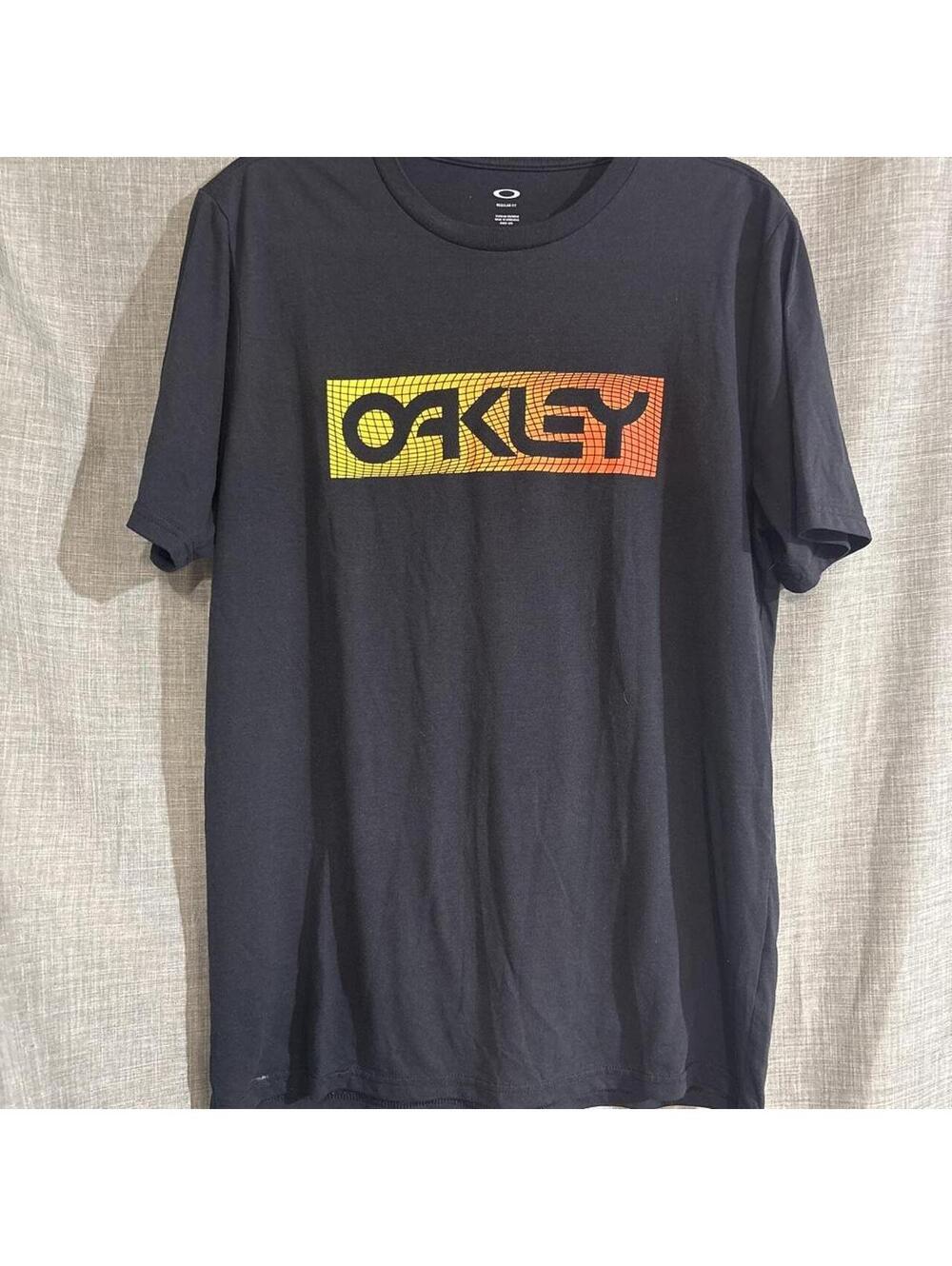 Oakley Men's Black and Navy Tshirt